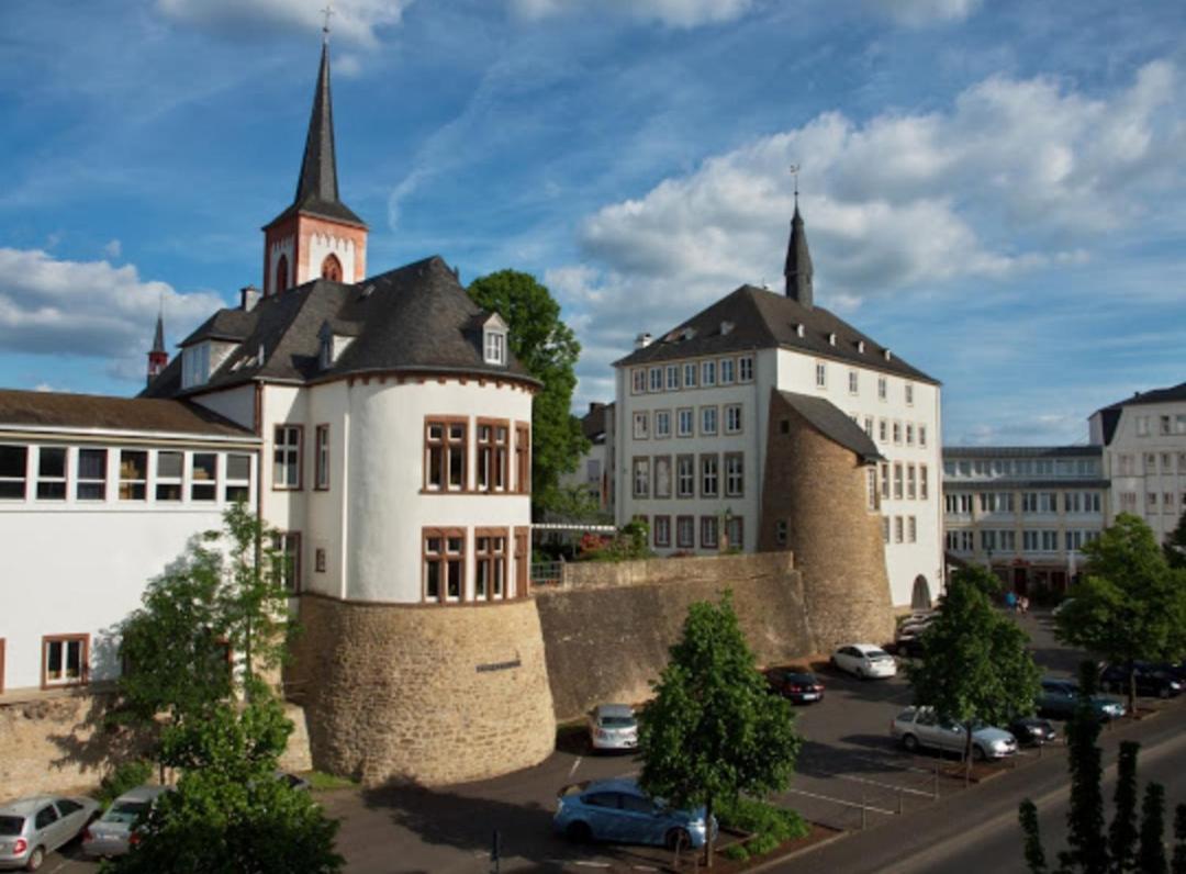 Отель Zum Simonbraeu Битбург Экстерьер фото